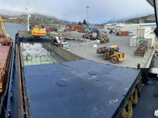 Lastning af affald i Nanortalik d. 27. august 2025