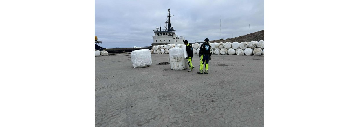 Lastning af affald i Upernavik d. 9. september 2025
