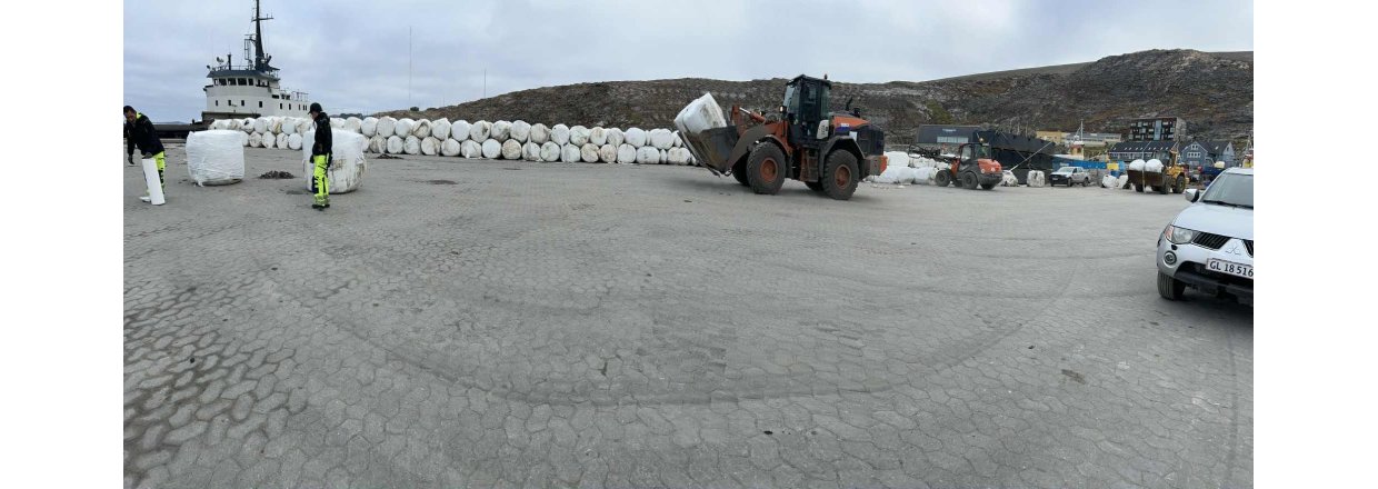 Lastning af affald i Upernavik d. 9. september 2025