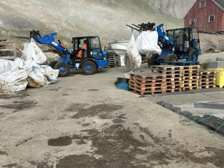 Lastning af affald i Aapilatoq d. 24. august 2025
