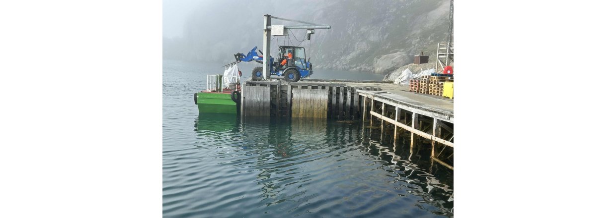 Lastning af affald i Aapilatoq d. 24. august 2025