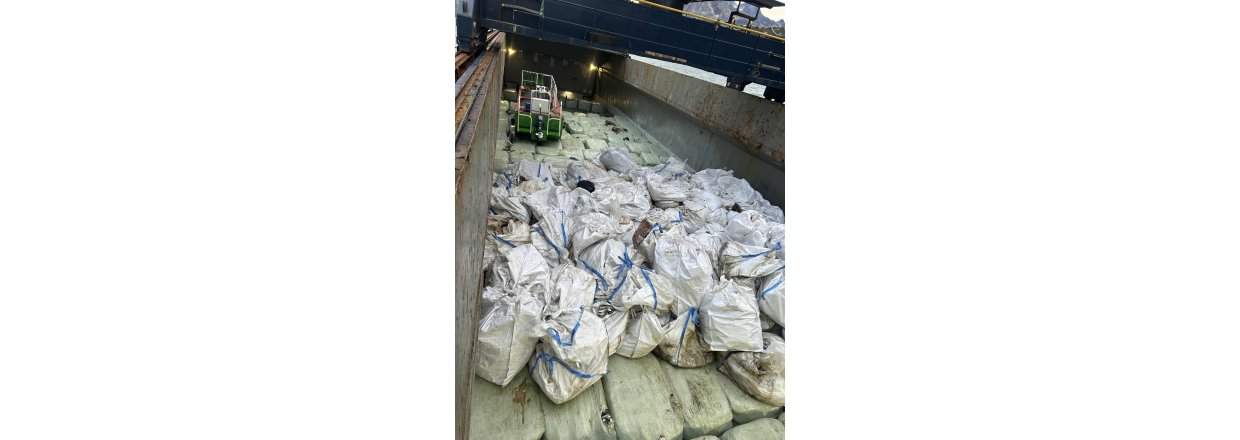 Lastning af affald i Aapilatoq d. 24. august 2025